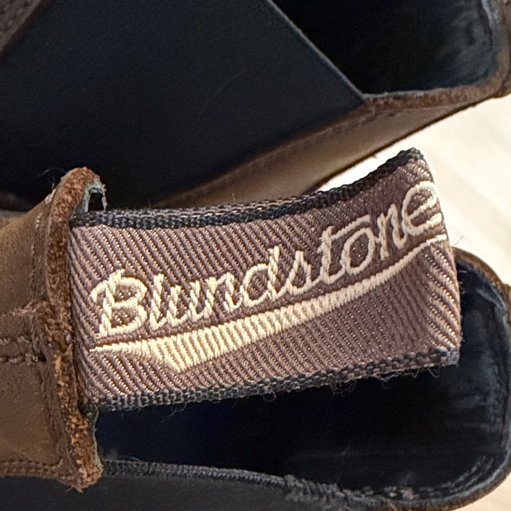 Blundstone | Women’s Classics Chelsea Boots #1609 - Picture 2 of 7